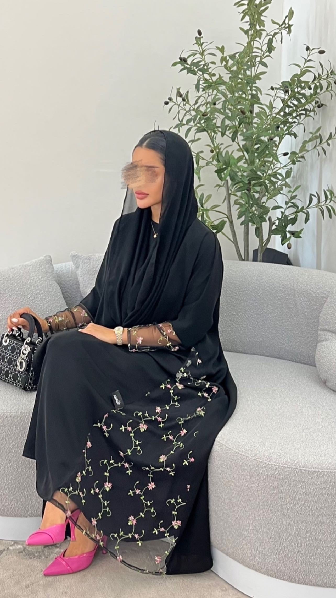 عبايه تطريز عند الاطراف و الايد🤍