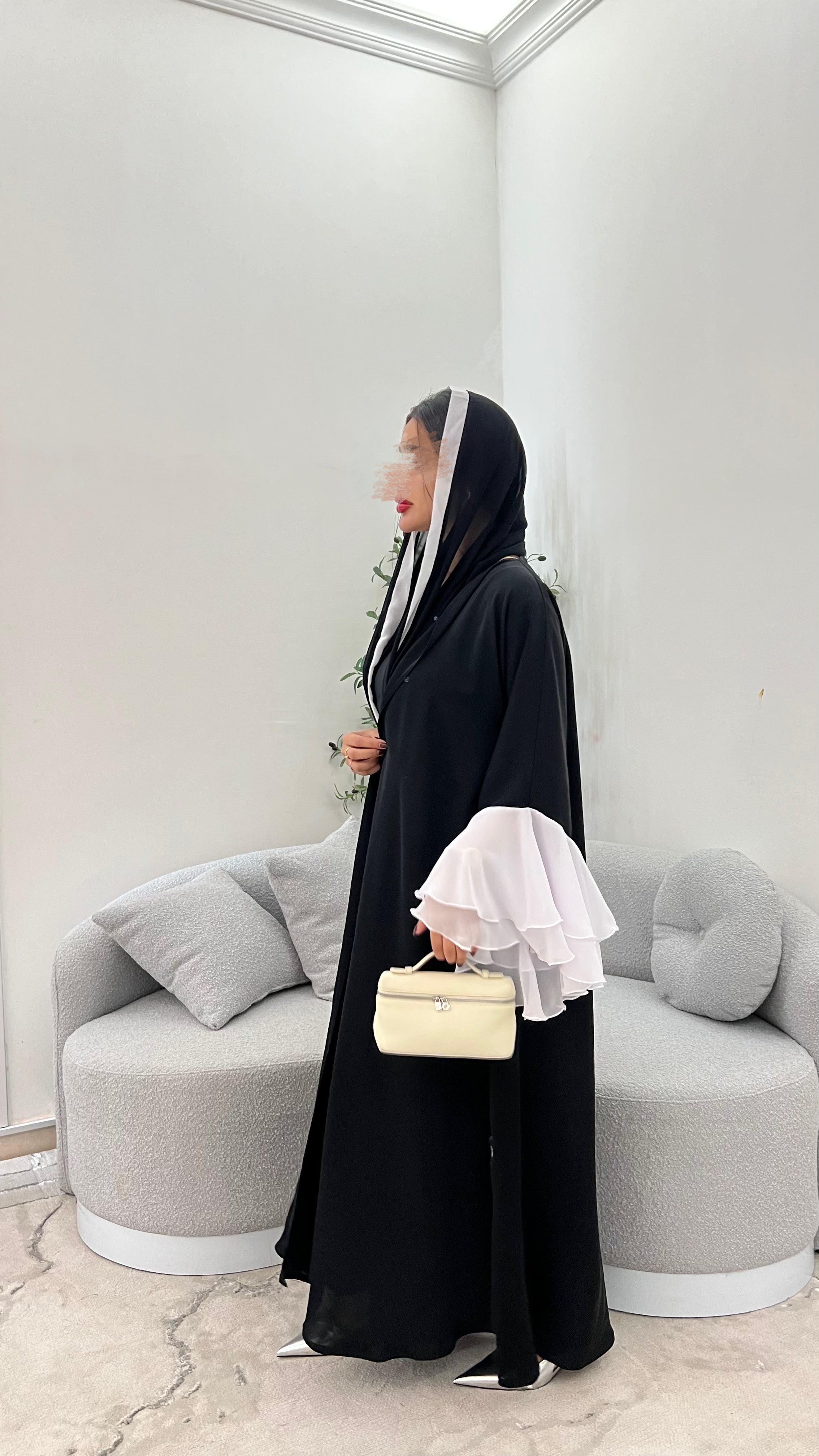 عباية مع كسرات في الاكمام.