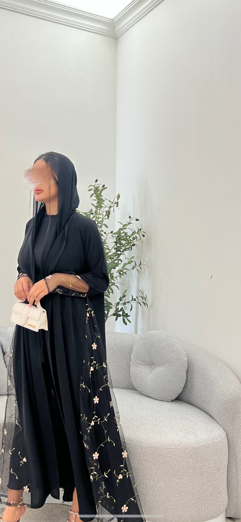 عباية تطريز عند الايد و الاطراف.