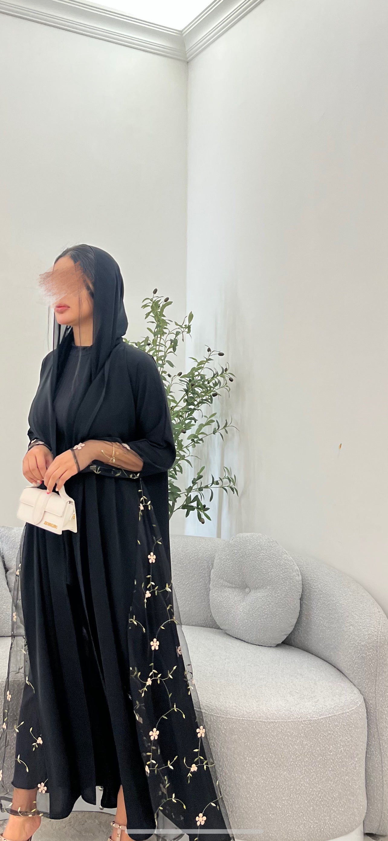 عباية تطريز عند الايد و الاطراف.