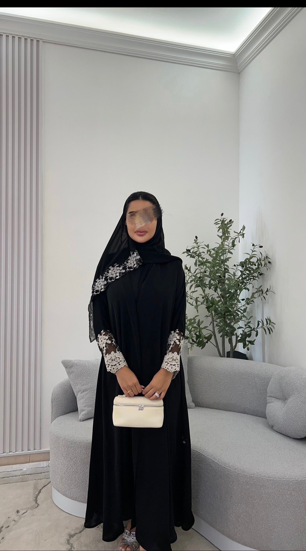 عباية دانتيل عند الايد و طرف الشيله