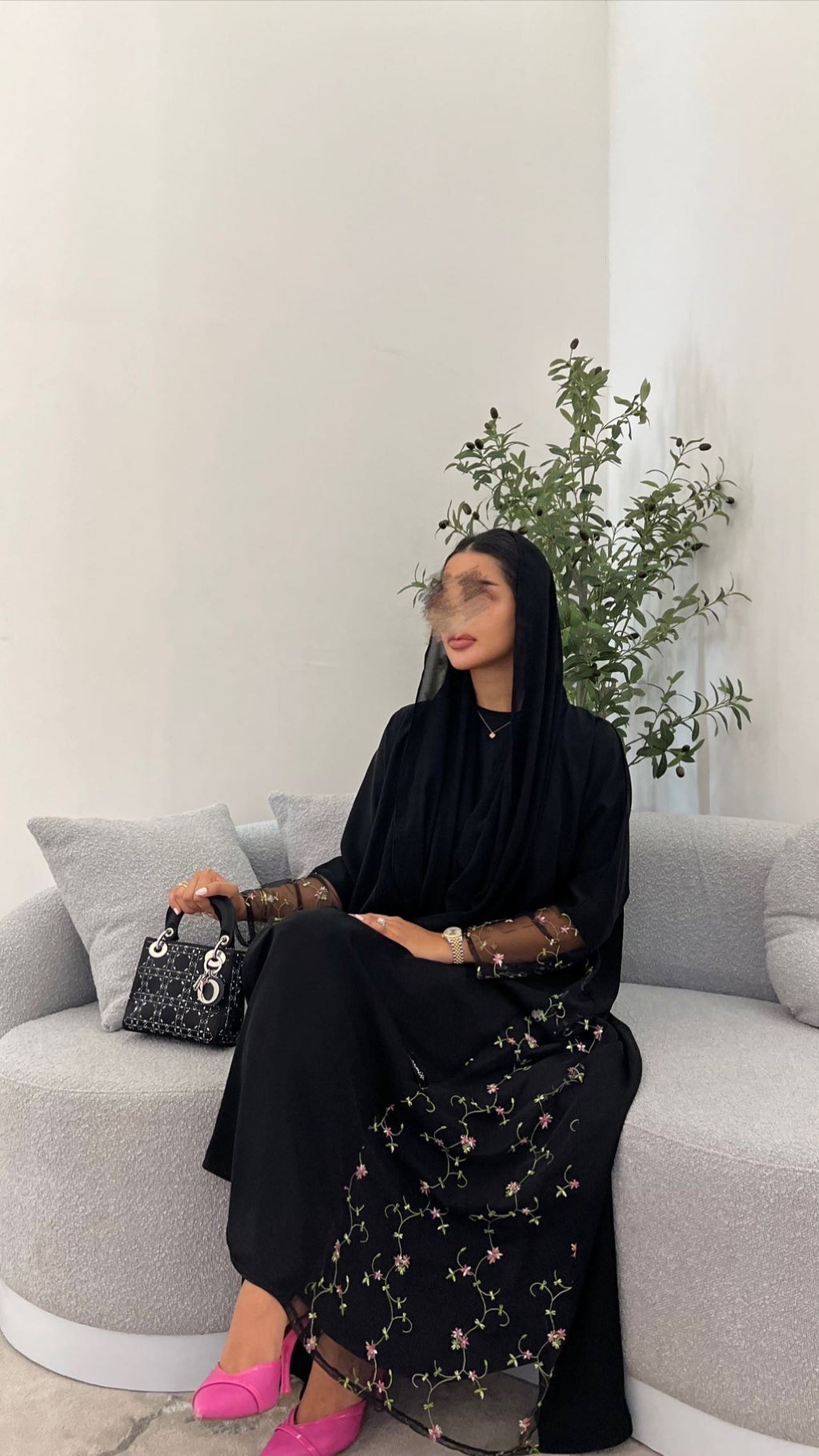 عبايه  تطريز عند الاطراف و الايد🤍
