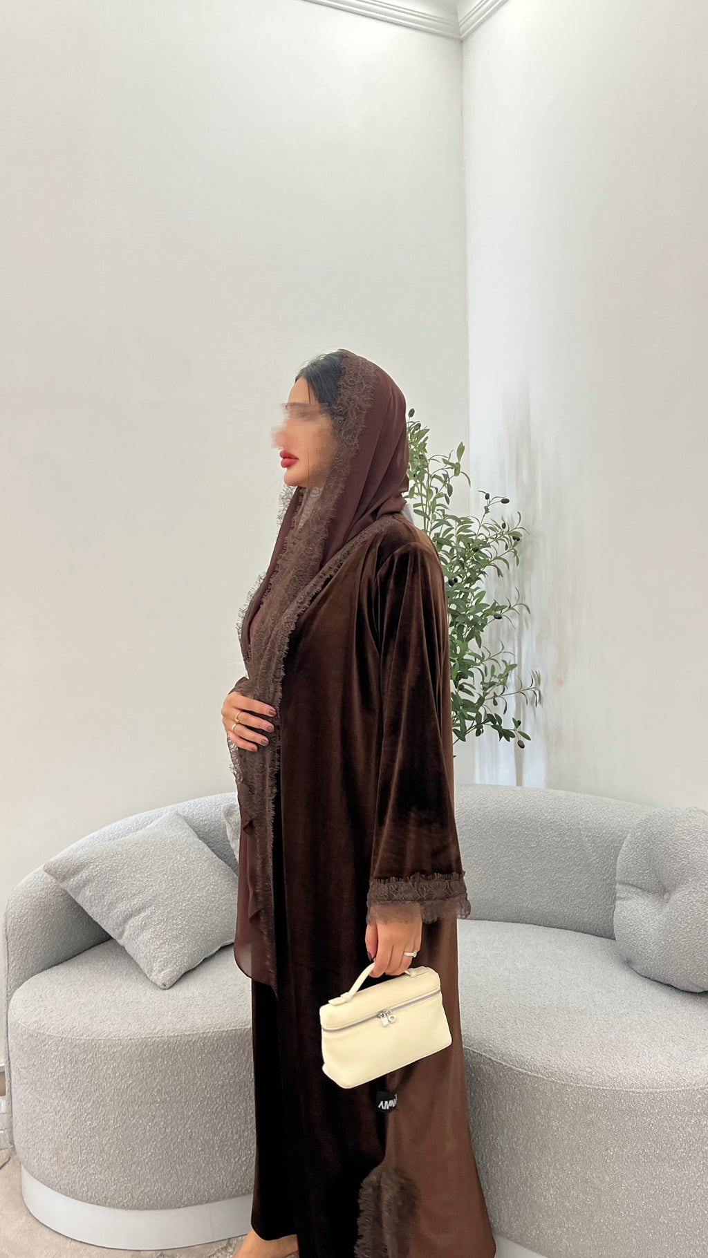 عباية مخمل مع دانتيل فرنسي .