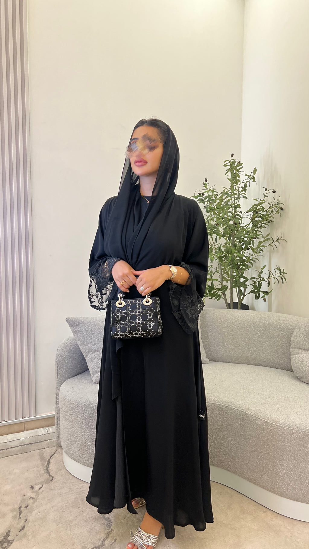عبايه تطريز عند الايد