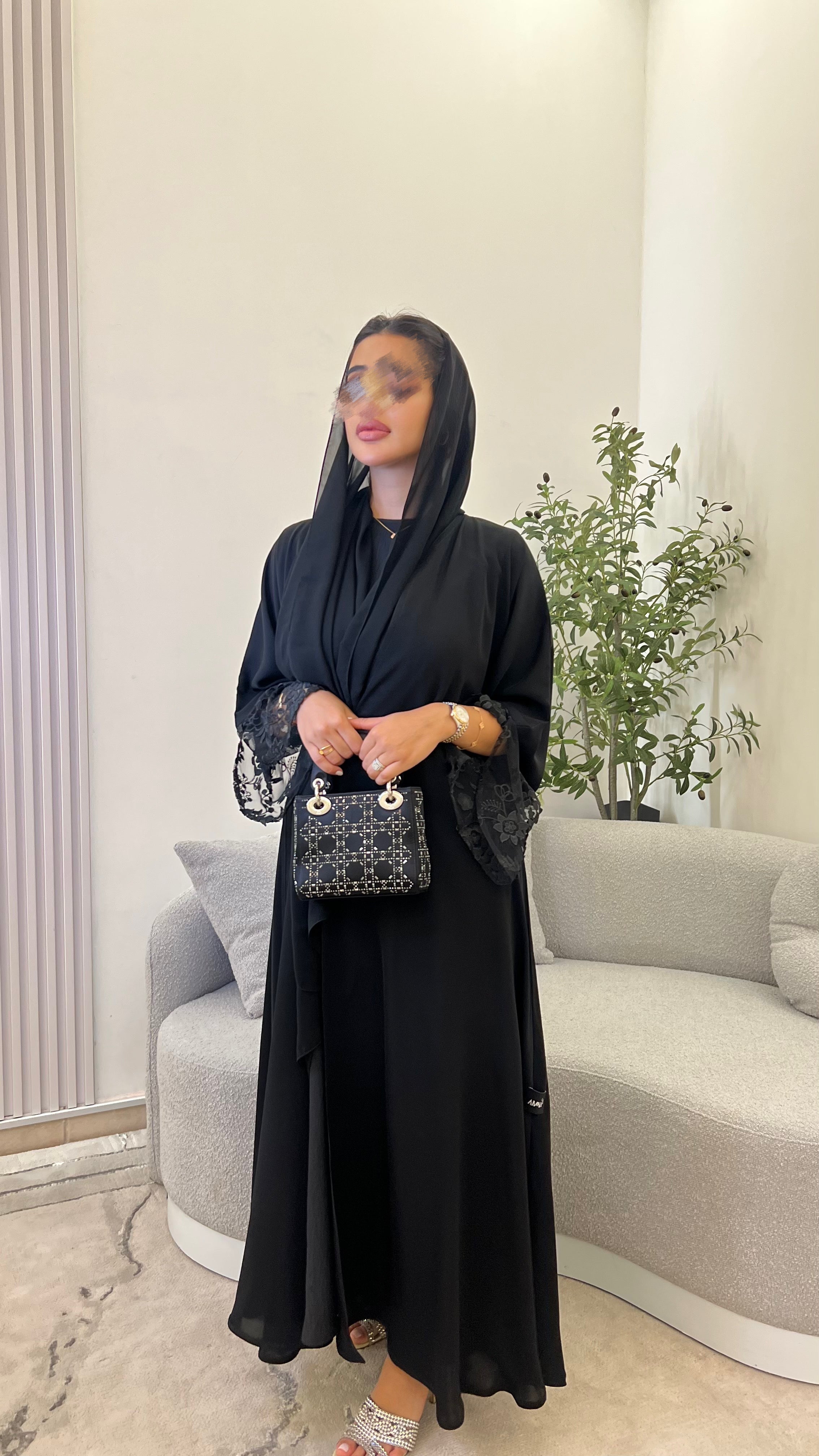 عبايه تطريز عند الايد