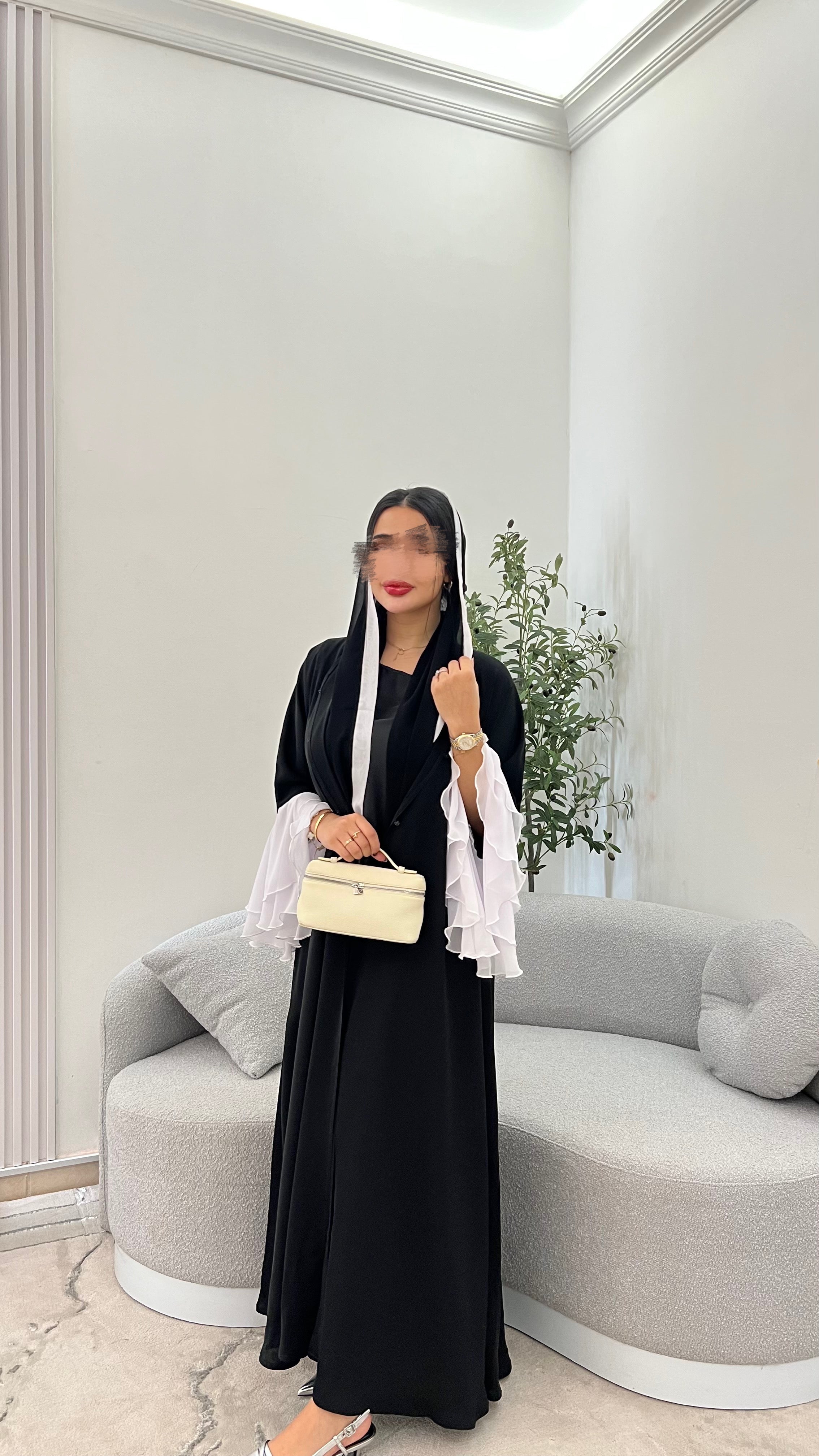عباية مع كسرات في الاكمام.