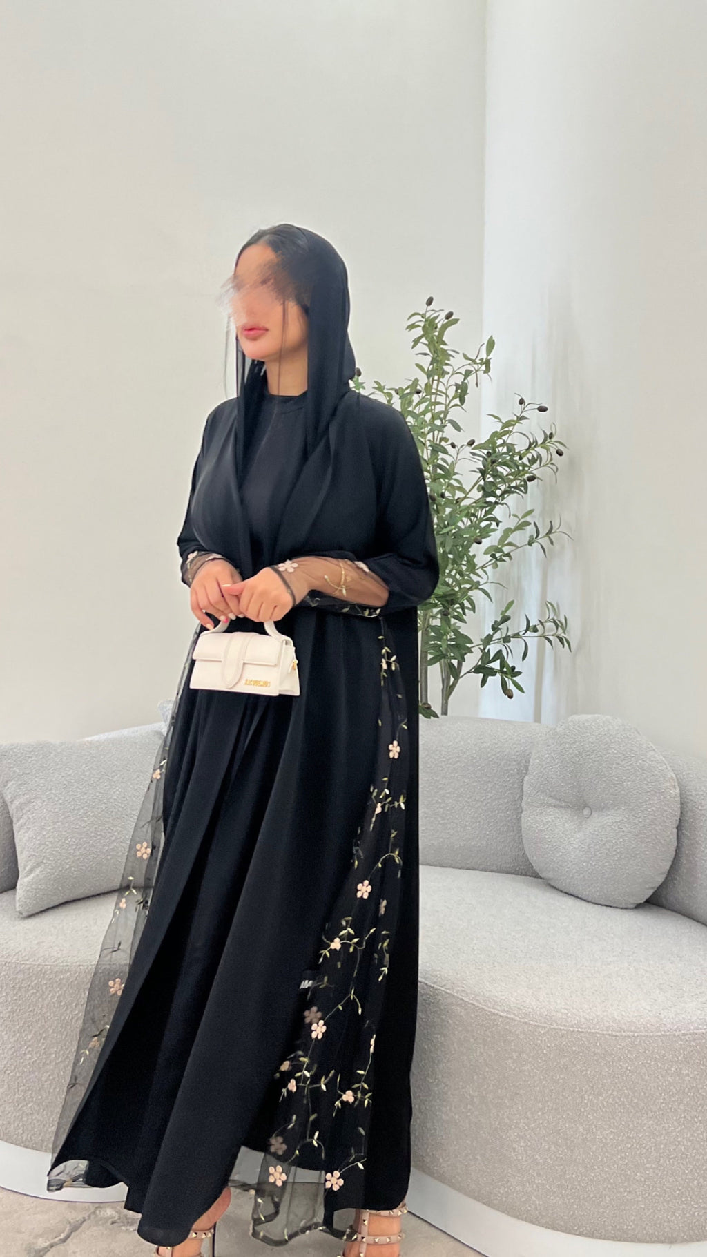 عباية تطريز عند الايد و الاطراف.