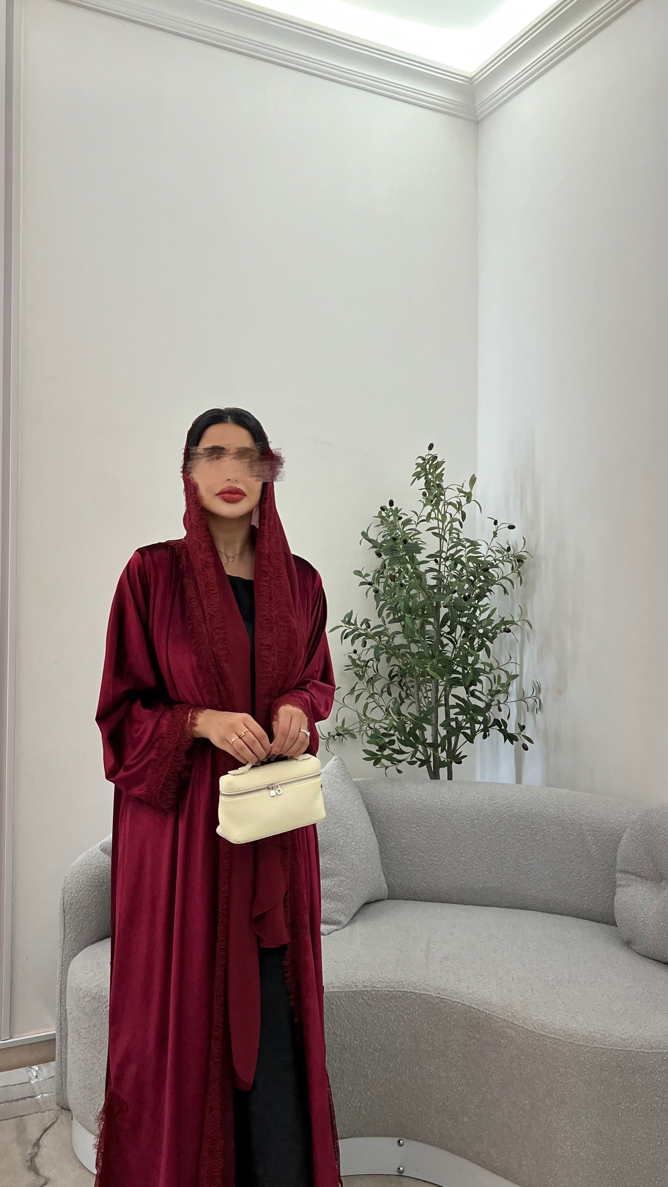 عبايه عنابي مع دانتيل فزنسي.