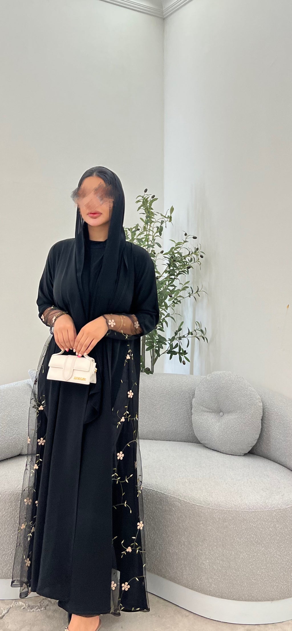 عباية تطريز عند الايد و الاطراف.