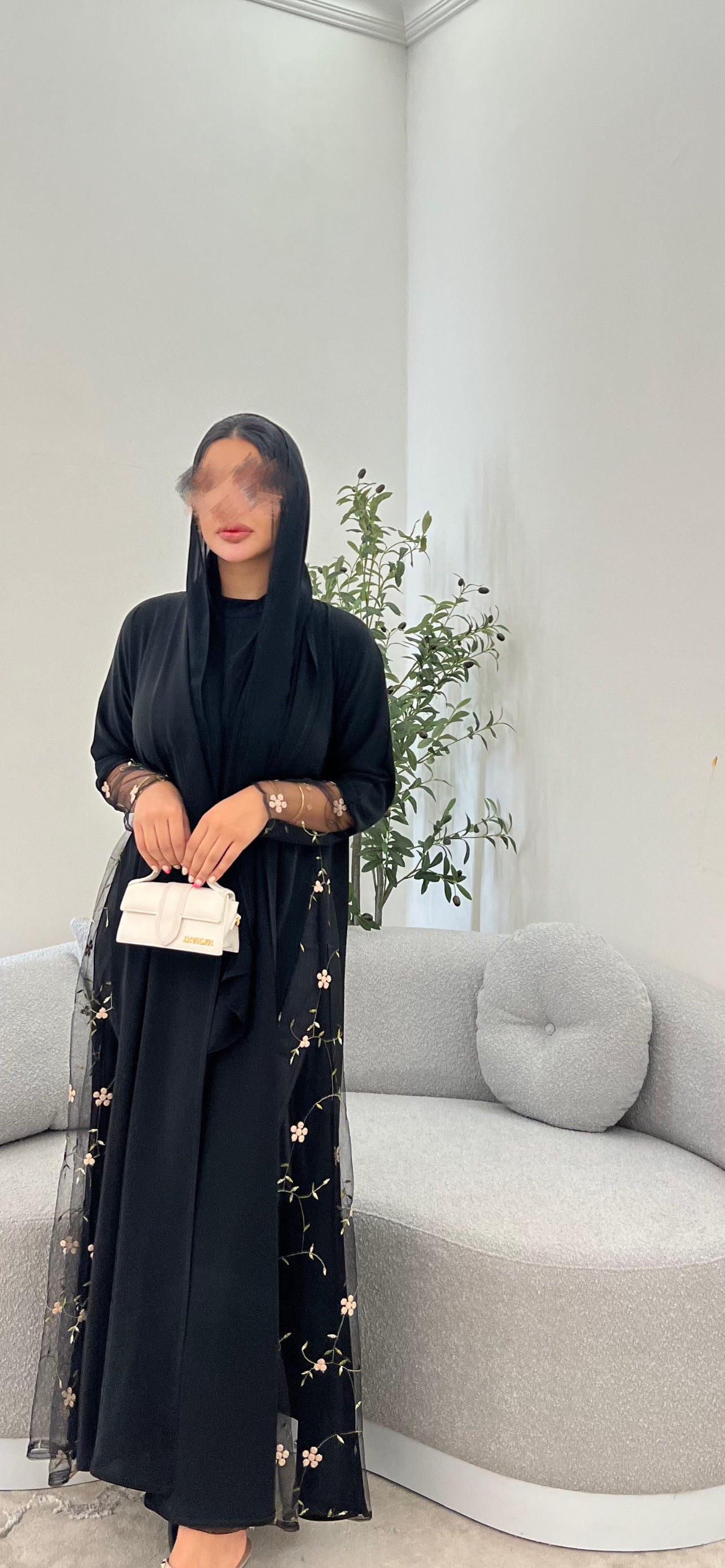 عباية تطريز عند الايد و الاطراف.