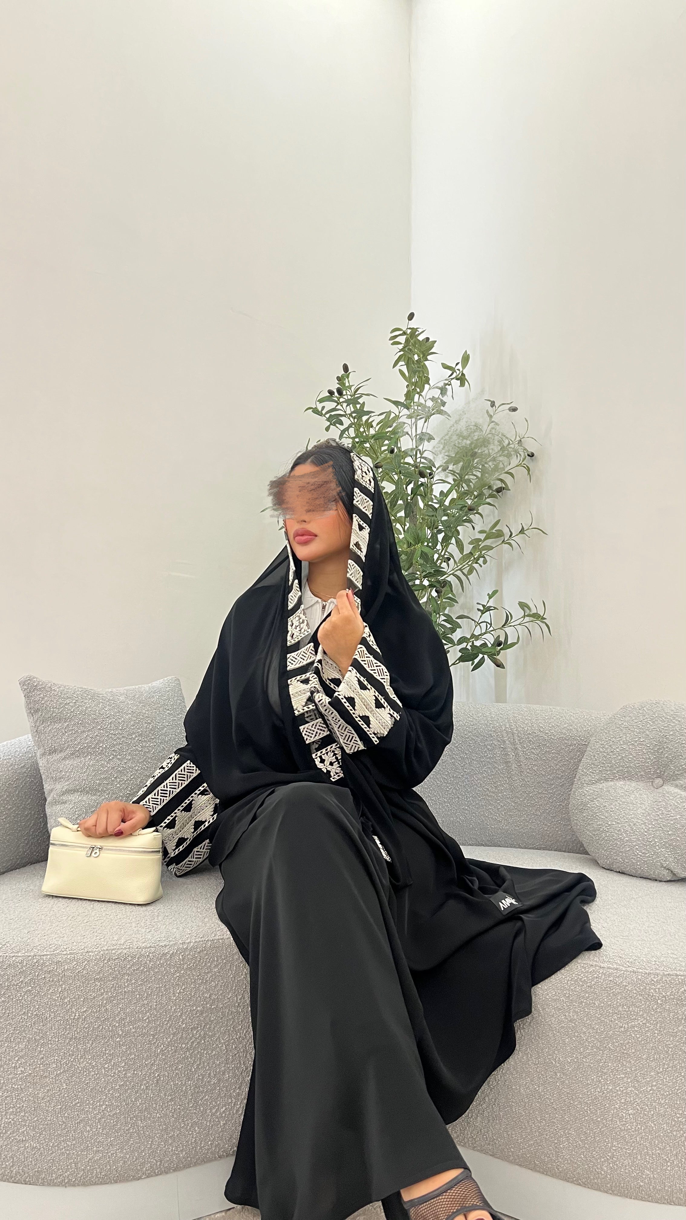 عبايه مع تطريز عند الاكمام و الشيله