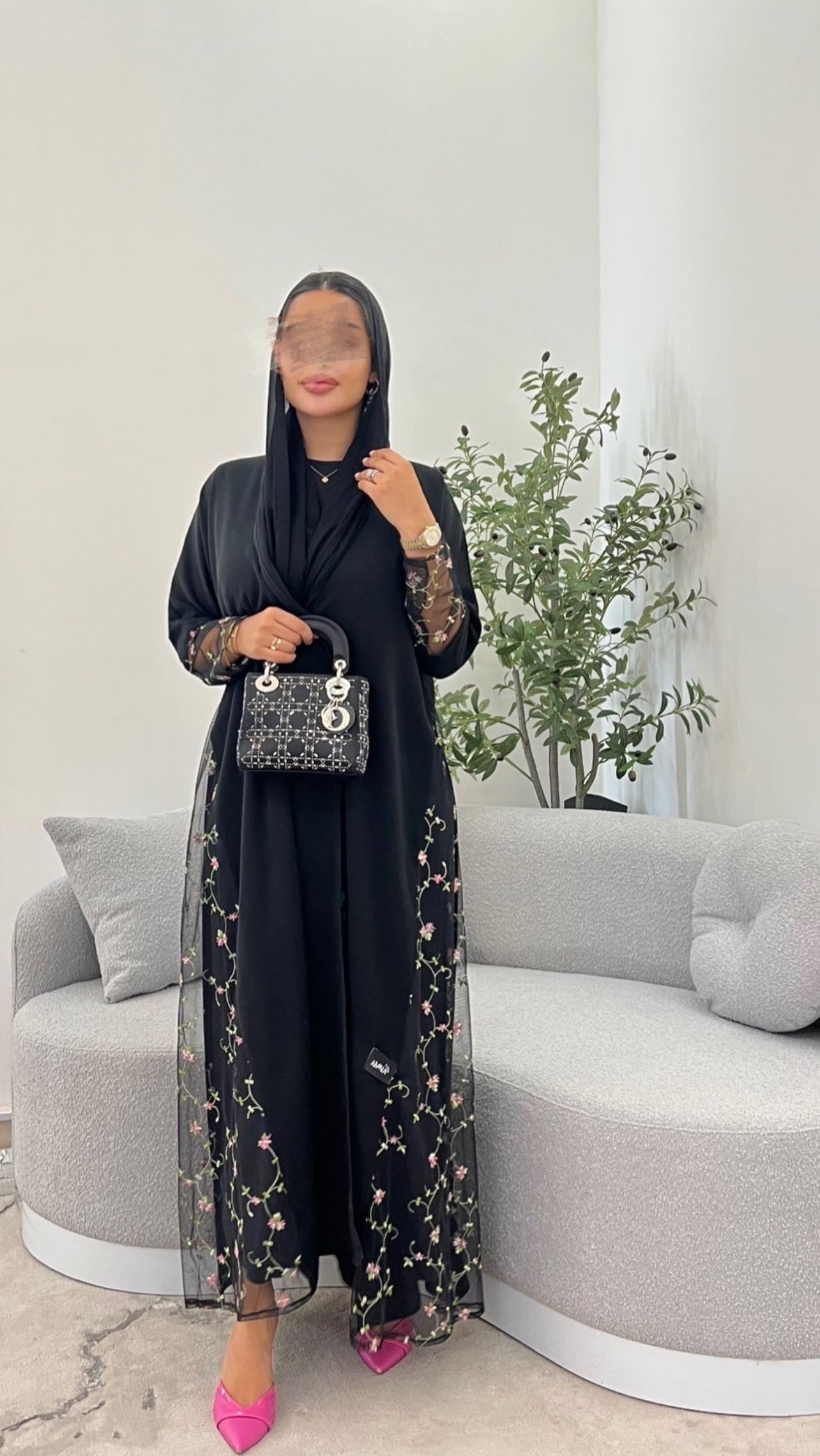 عبايه  تطريز عند الاطراف و الايد🤍