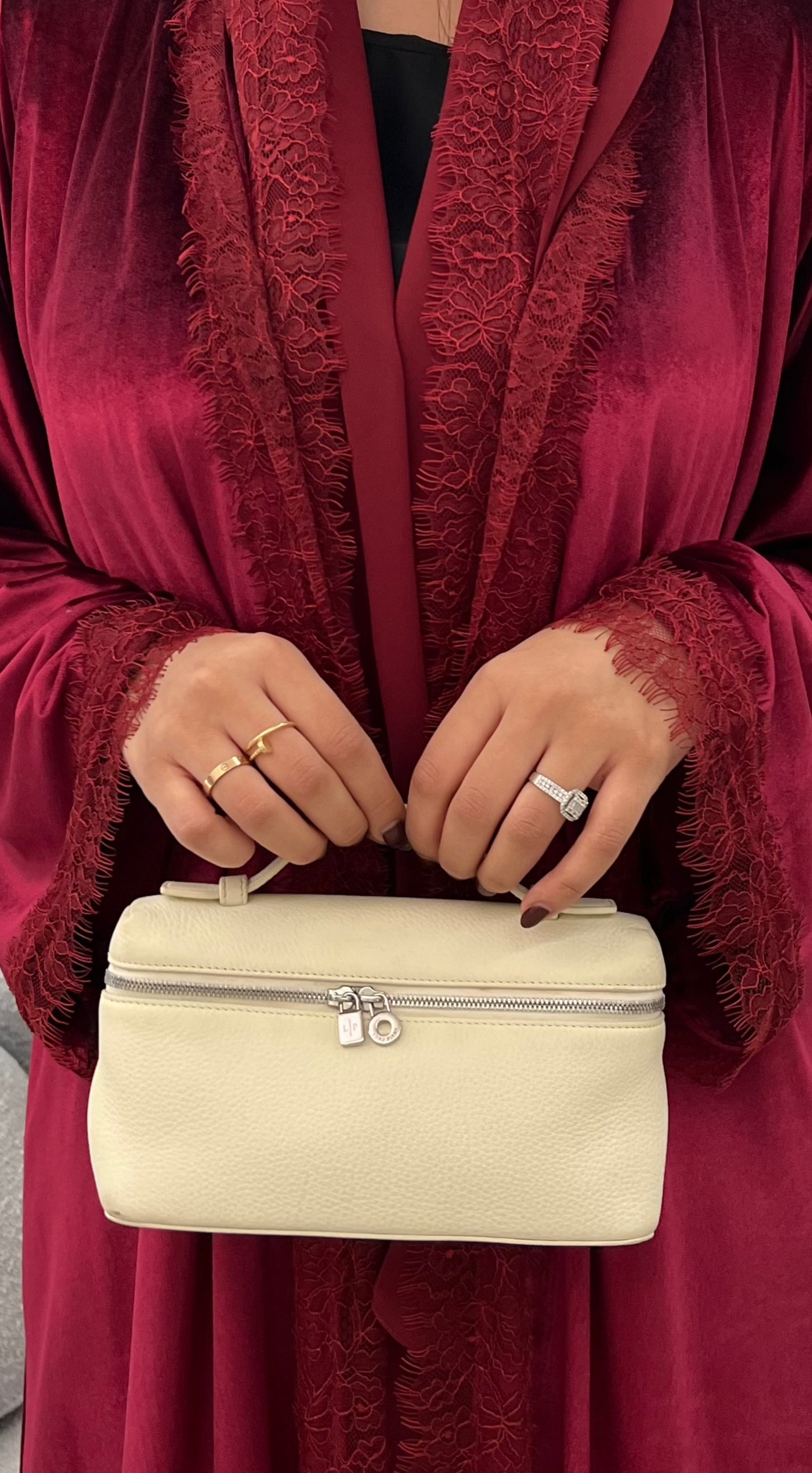 عبايه عنابي مع دانتيل فزنسي.
