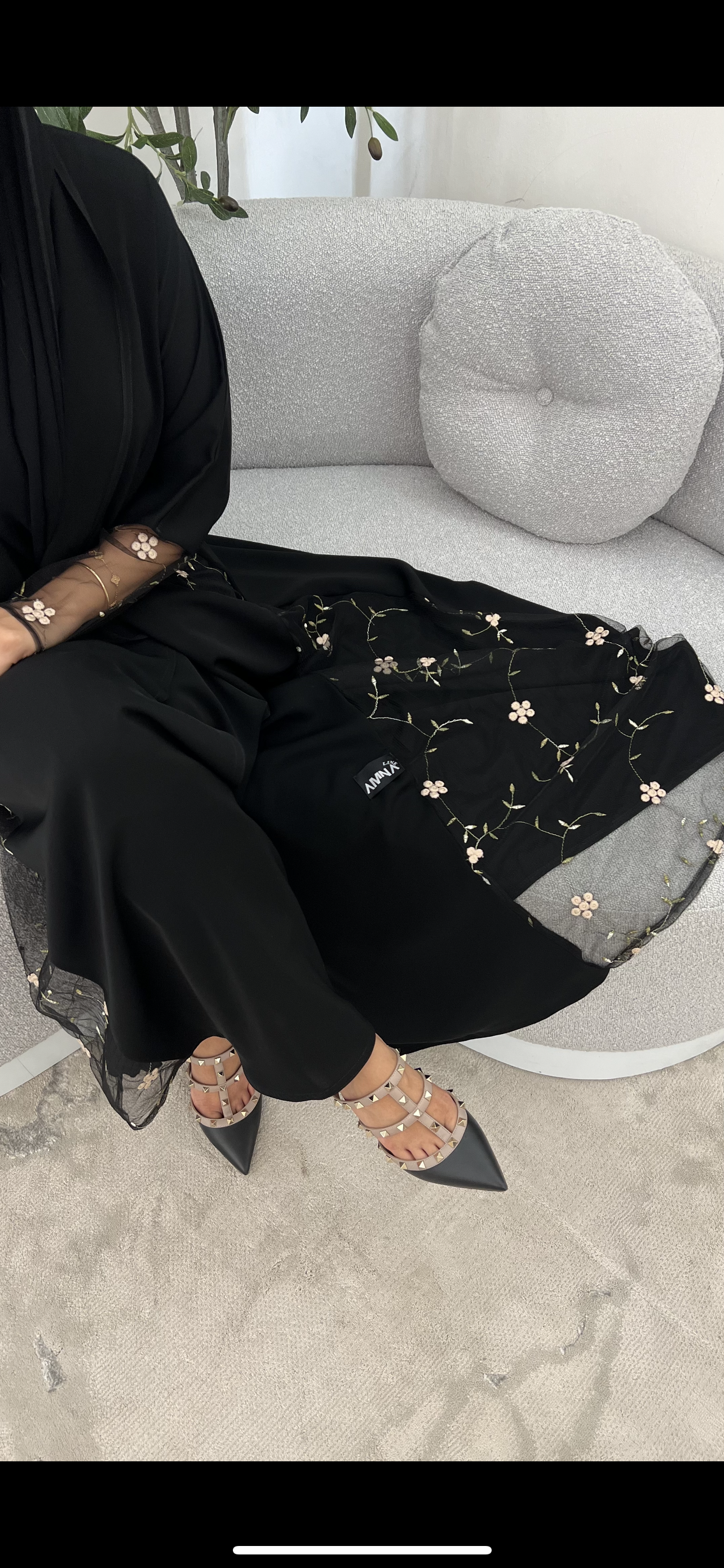 عباية تطريز عند الايد و الاطراف.