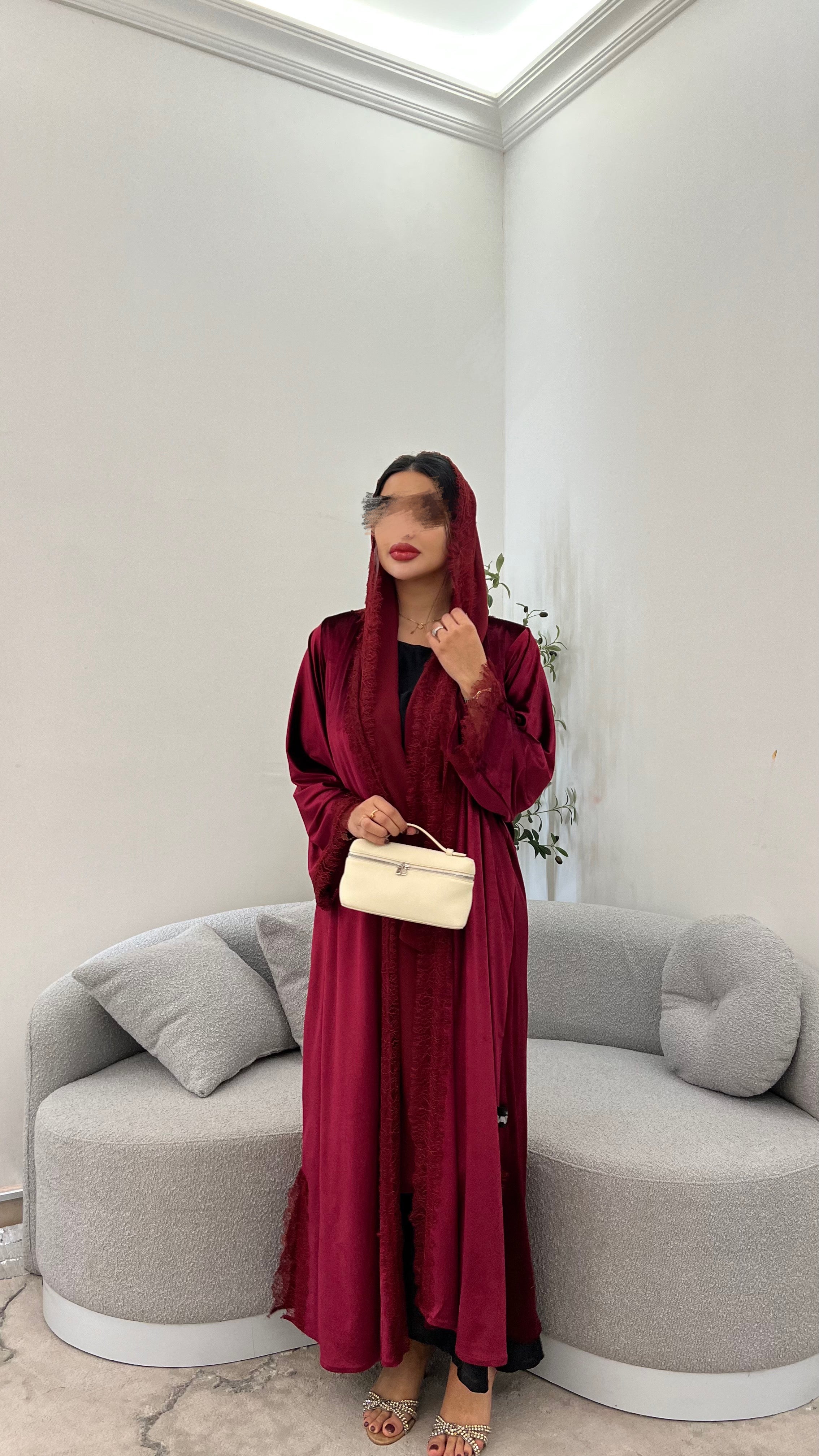 عبايه عنابي مع دانتيل فزنسي.
