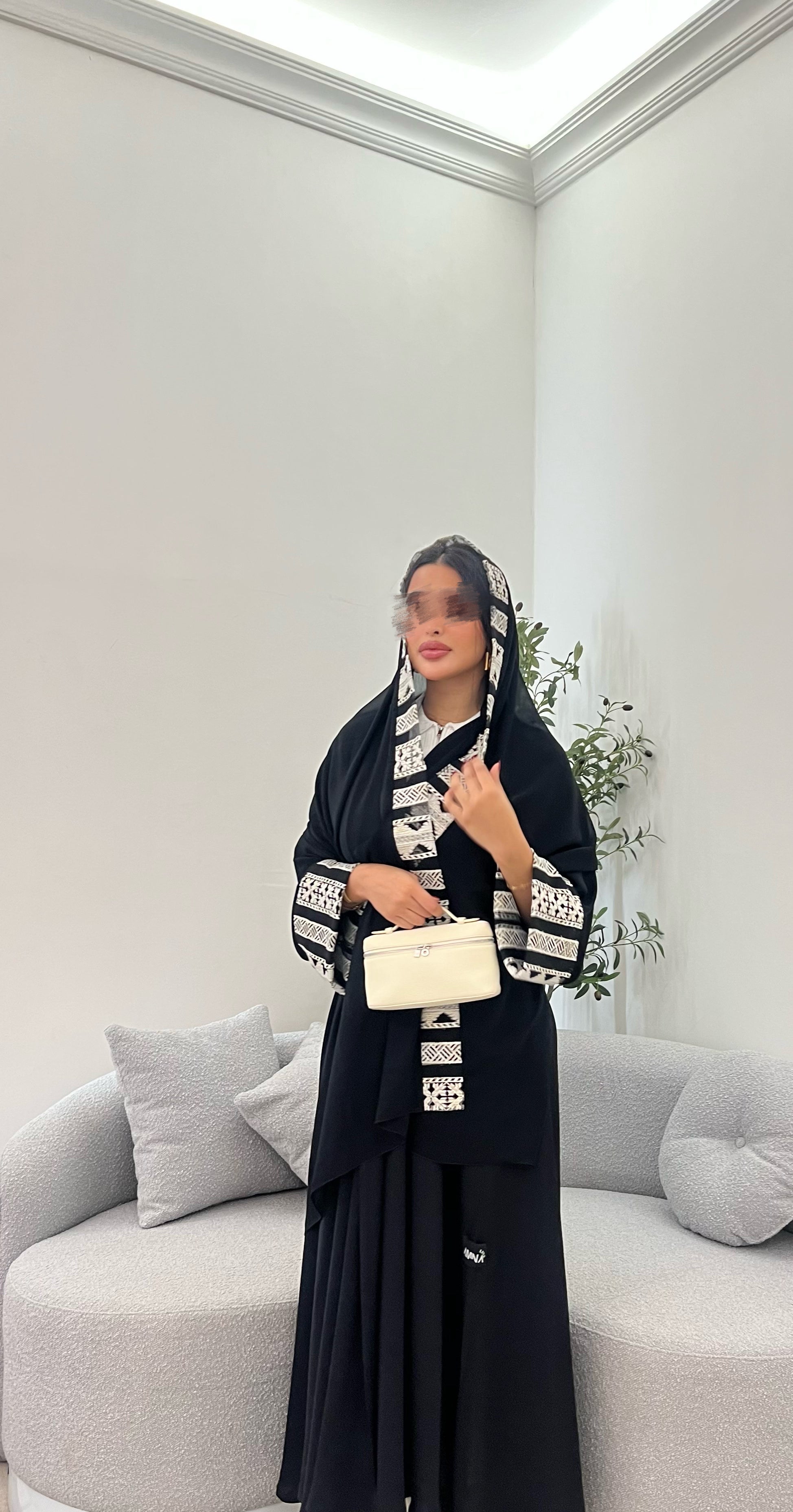 عبايه مع تطريز عند الاكمام و الشيله