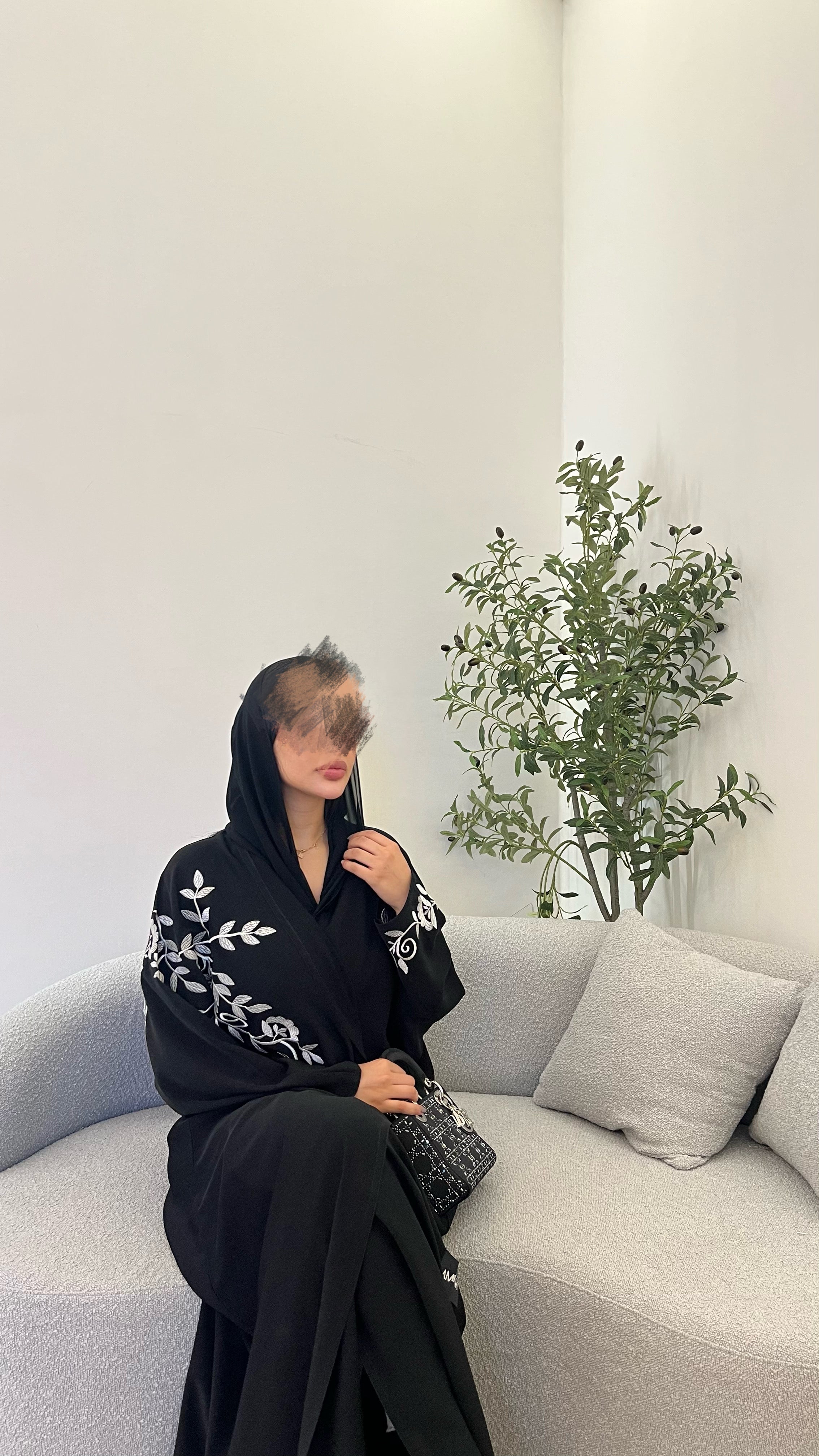 عباية تطريز ابيض