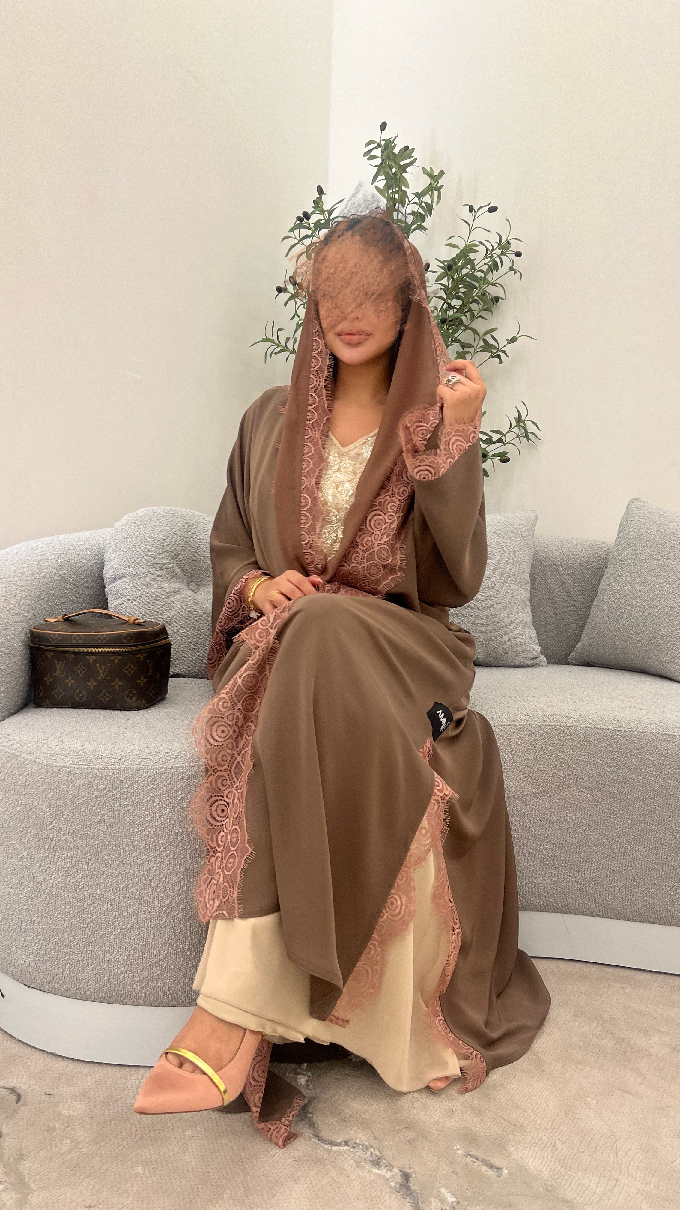 عباية دانتيل بني.