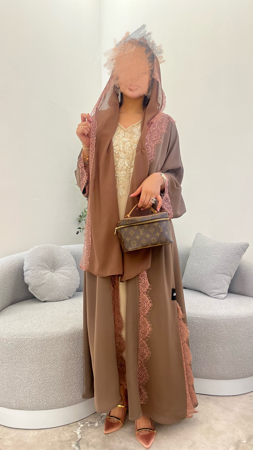 عباية دانتيل بني.