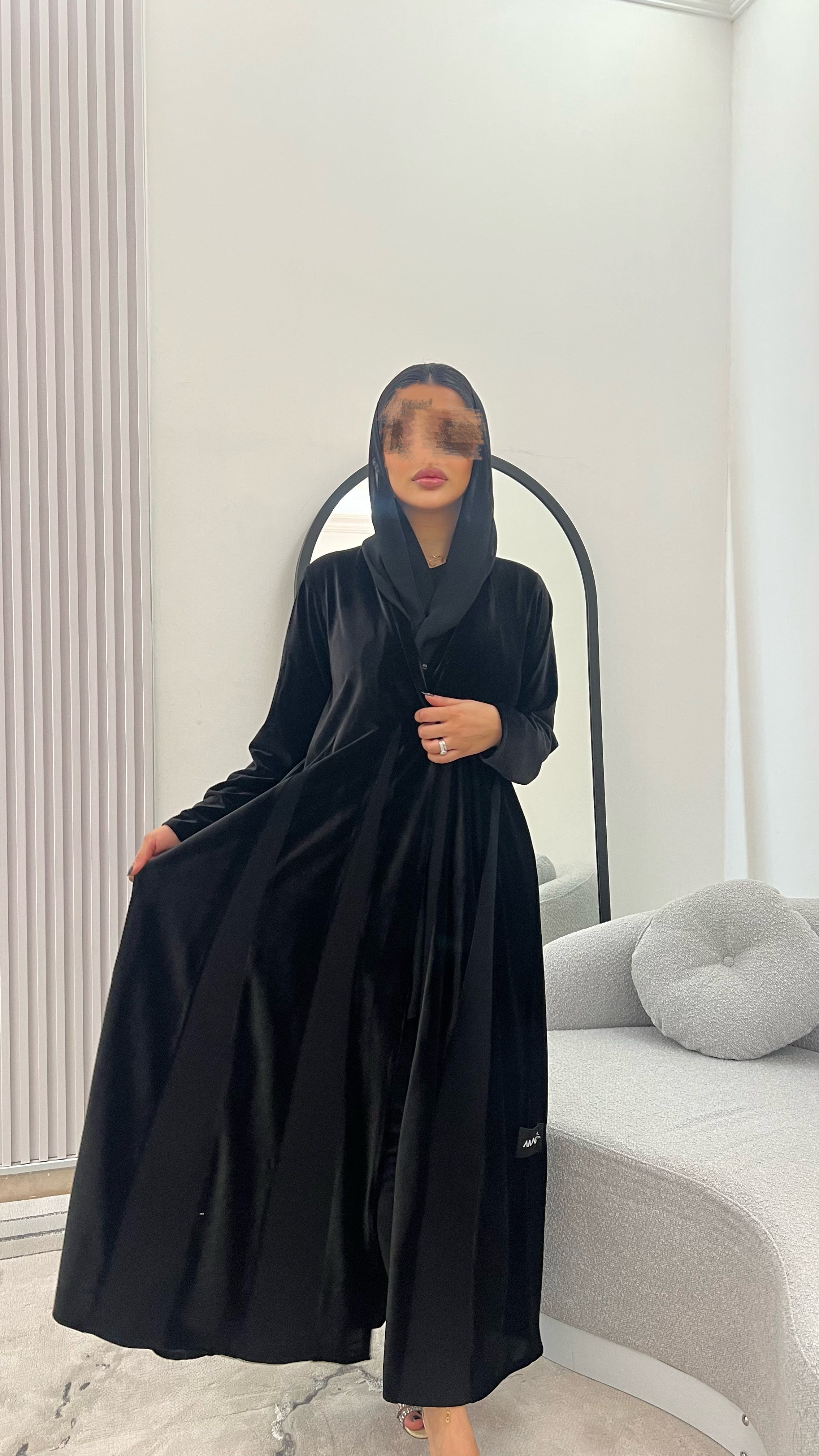 عباية مخمل مع كسرات .