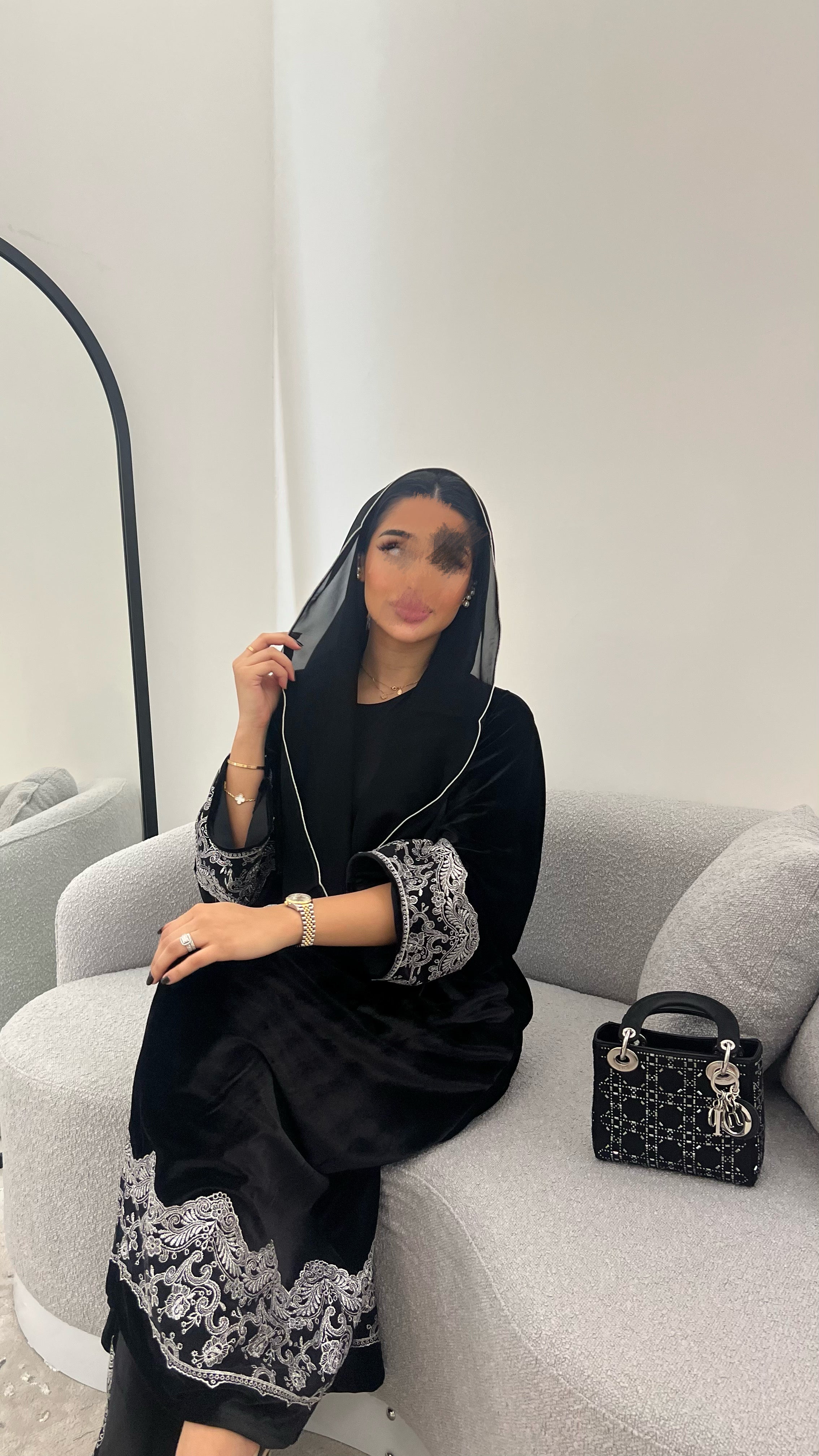 عباية مخمل مع تطريز .