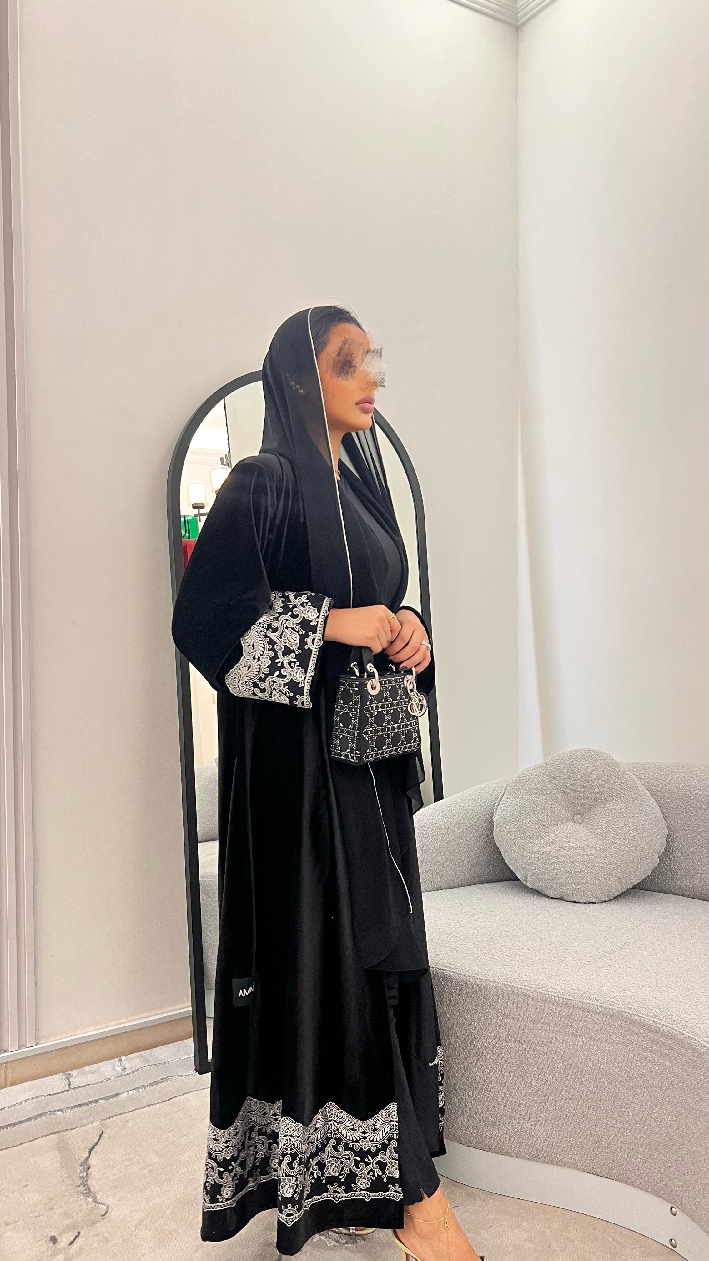 عباية مخمل مع تطريز .
